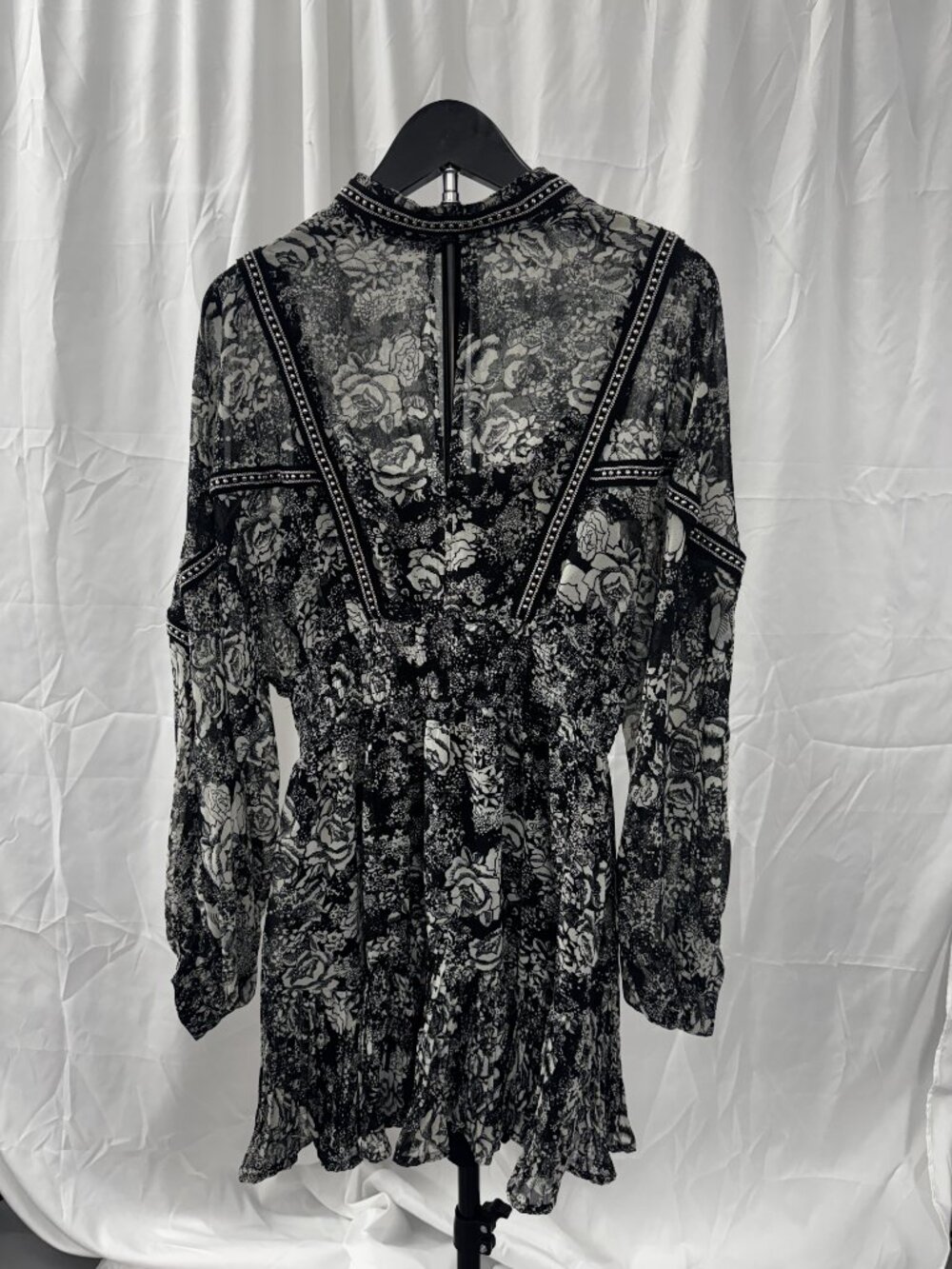 TOPSHOP Floral Stud Trim Mini Dress with stud details Black & White, Size 8 - Picture 6 of 16